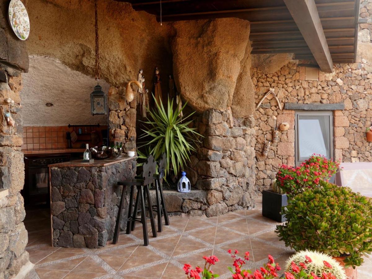 Castillo Lanzarote Villa Sophie - Luxury Villa -Sleep In A Volcanic Cave With Heated Pool Tías Esterno foto