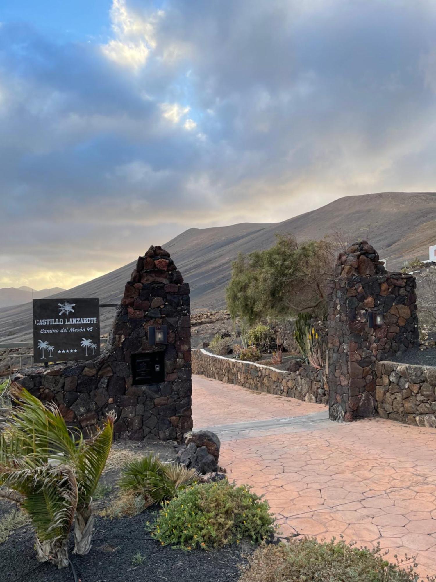 Castillo Lanzarote Villa Sophie - Luxury Villa -Sleep In A Volcanic Cave With Heated Pool Tías Esterno foto