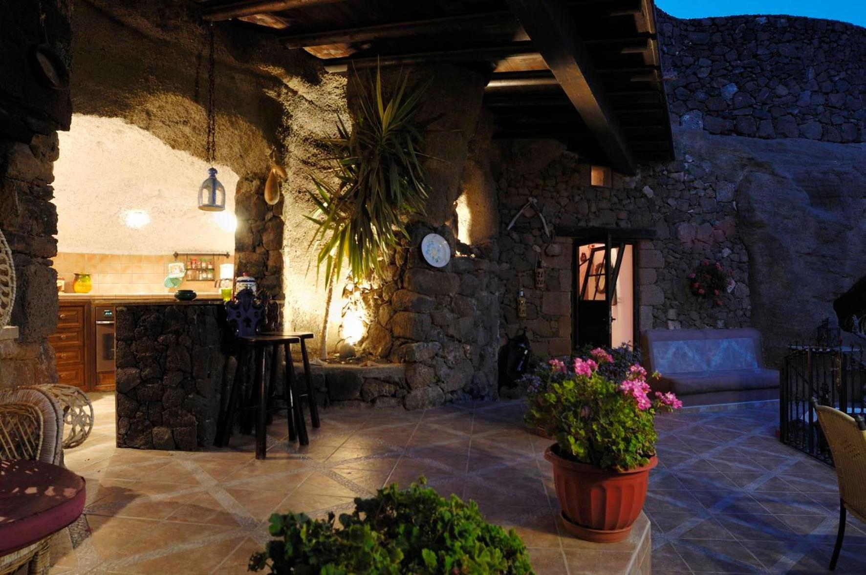 Castillo Lanzarote Villa Sophie - Luxury Villa -Sleep In A Volcanic Cave With Heated Pool Tías Esterno foto