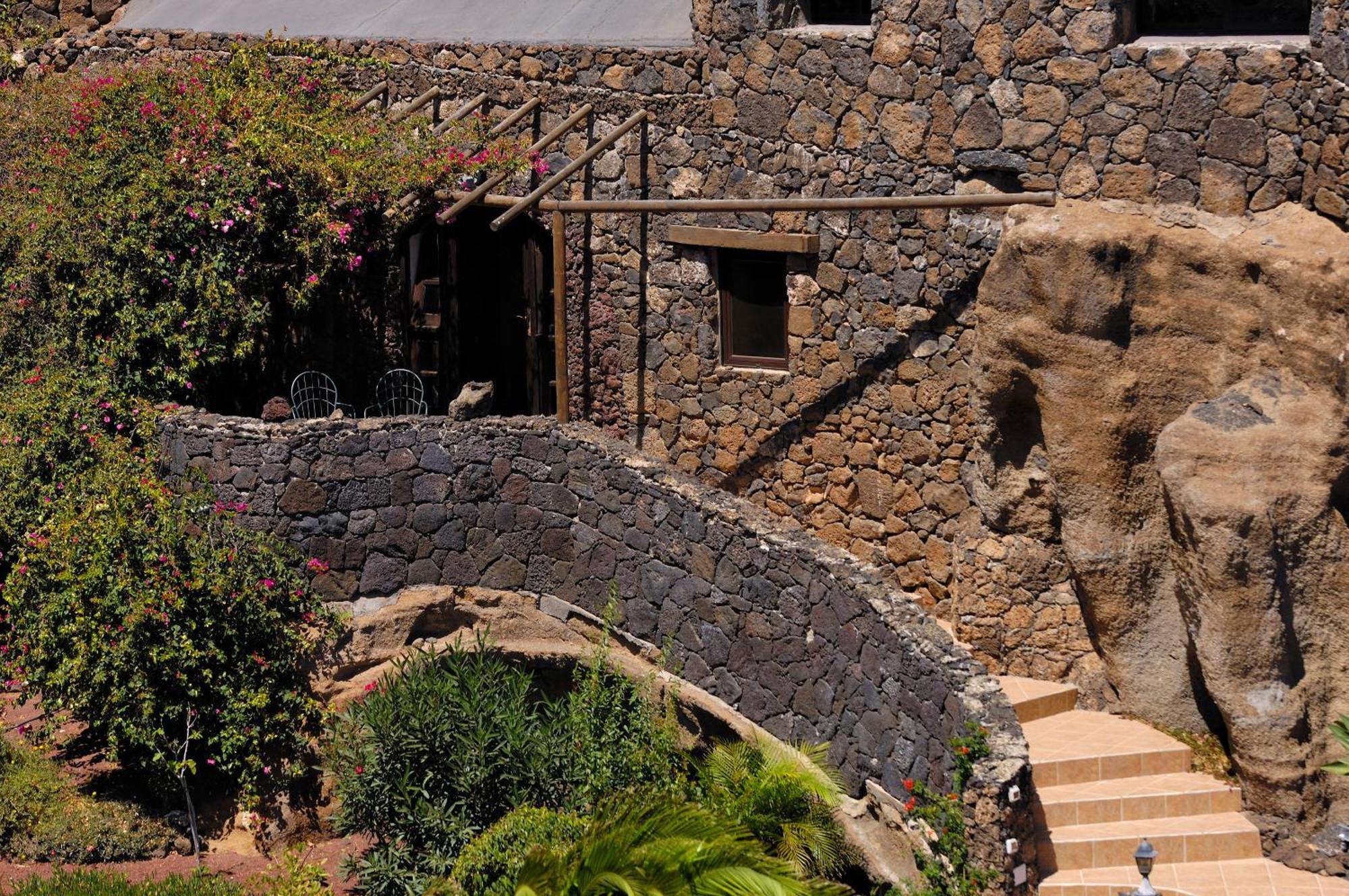 Castillo Lanzarote Villa Sophie - Luxury Villa -Sleep In A Volcanic Cave With Heated Pool Tías Esterno foto