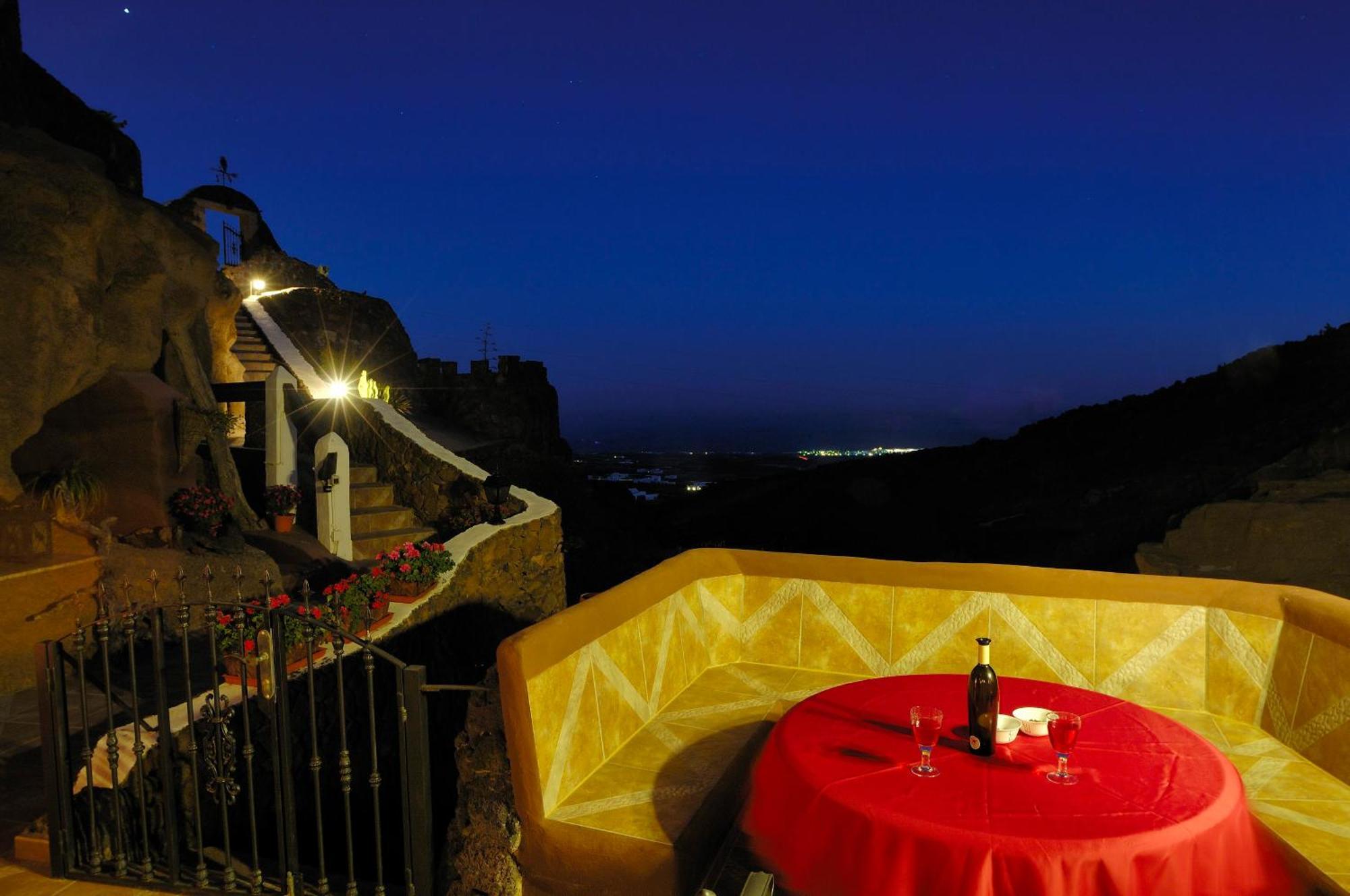 Castillo Lanzarote Villa Sophie - Luxury Villa -Sleep In A Volcanic Cave With Heated Pool Tías Esterno foto